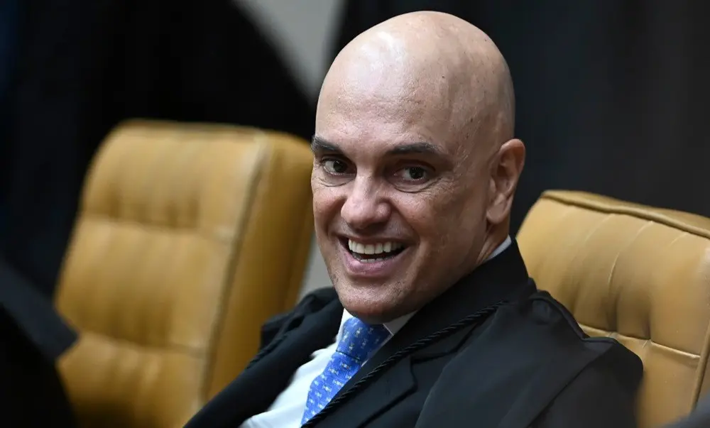 Alexandre de Moraes determinou o início da pena de Eduardo Bolsonaro e o cancelamento de todos os passaportes emitidos …