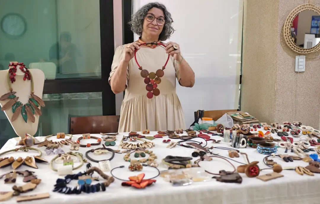 Feira de Artesanato no Sesc Centro trouxe 13 artesãos para Goiânia neste sábado, mostrando biojoias e cerâmicas. Valori…
