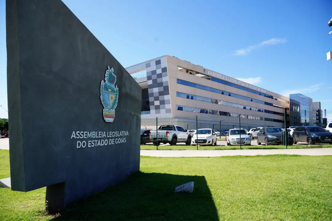 Neto Karfan, com 32 anos, é o deputado mais jovem na Assembleia Legislativa de Goiás, enquanto Paulo do Vale, de 67 ano…