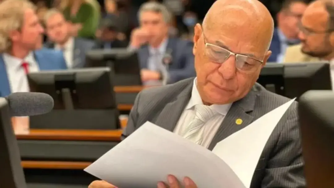 Professor Alcides encerra a carreira política em dezembro, voltando à docência na Unifan. A saída dele é um movimento n…