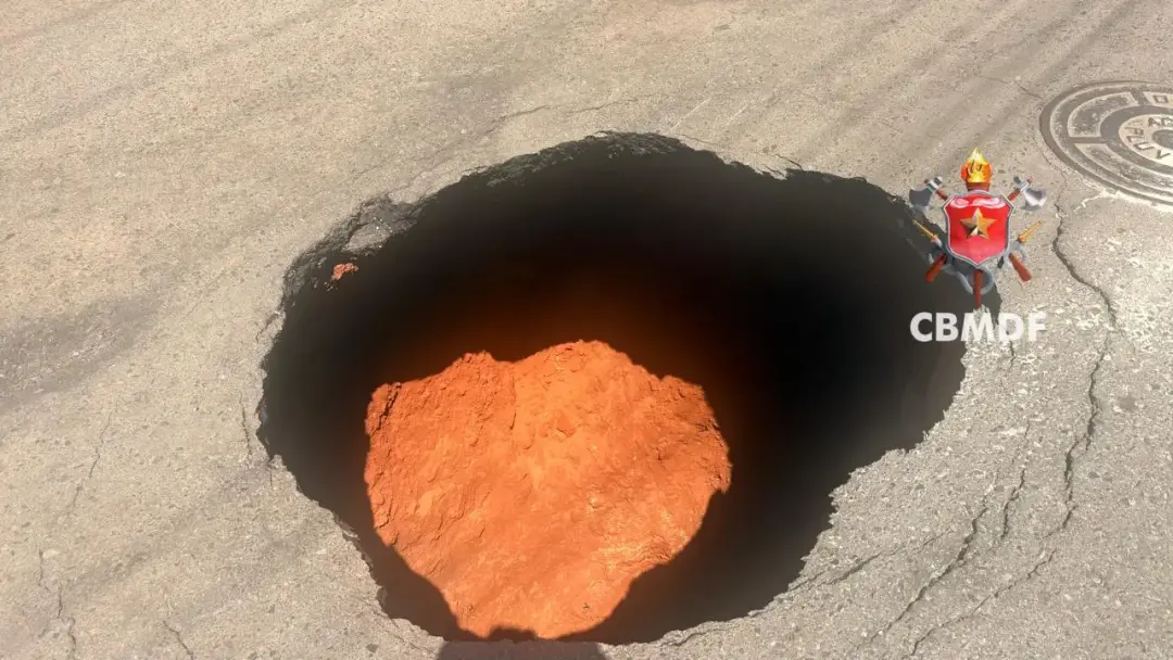 Crátera de 4 metros na Asa Norte, em via de acesso da 714 Norte, foi isolada pelo Corpo de Bombeiros na quinta-feira. I…