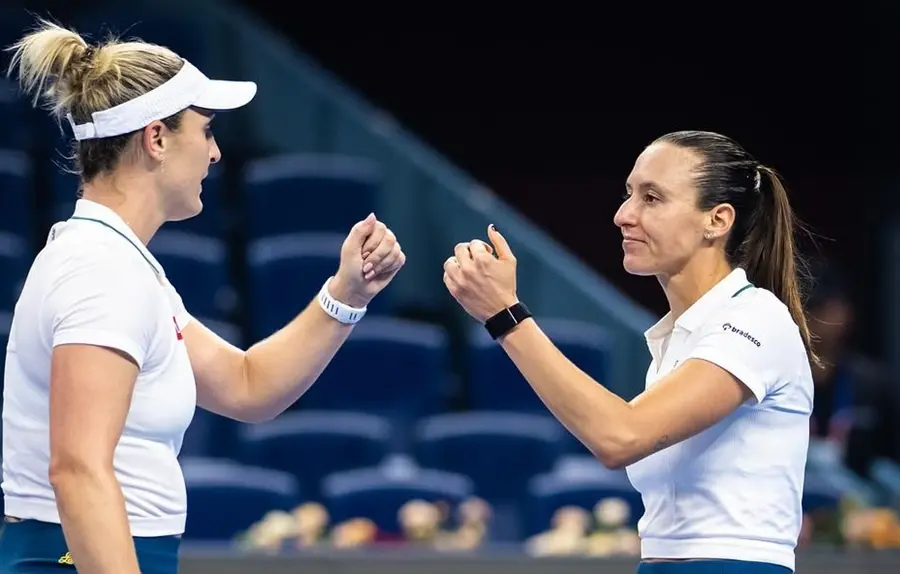 Luísa Stefani e Gabriela Dabrowski venceram Sara Errani e Jasmine Paolini por 2 sets em Pequim. Ver uma brasileira avan…