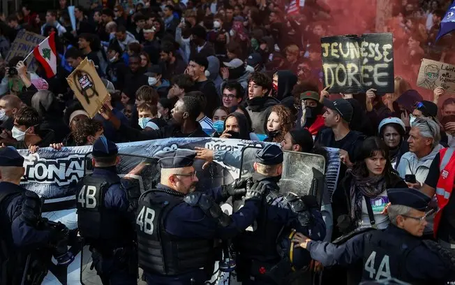 Dezenas de milhares de estudantes protestaram em várias cidades da França, denunciando falta de professores e salas sup…