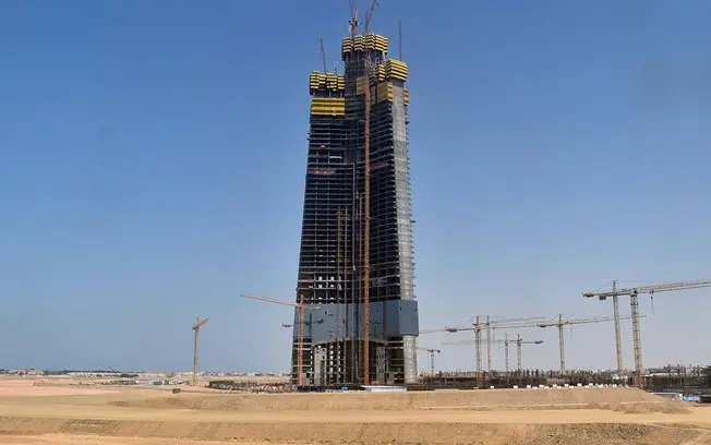 Torre de Jeddah, na Arábia Saudita, virou o maior residencial do mundo com 474 metros. Essa ambição de construir algo q…