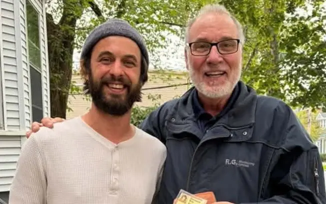 Richard Gilroy, em Dartmouth, Canadá, teve sua carteira perdida em 1975 devolvida após 51 anos, encontrada sob o piso d…