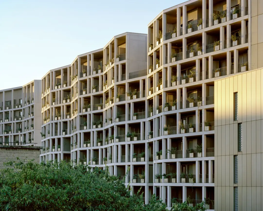 La Métropolitaine, em Paris, ganhou o Prêmio Europeu de Moradia Coletiva por ser um projeto de habitação protegida. É u…