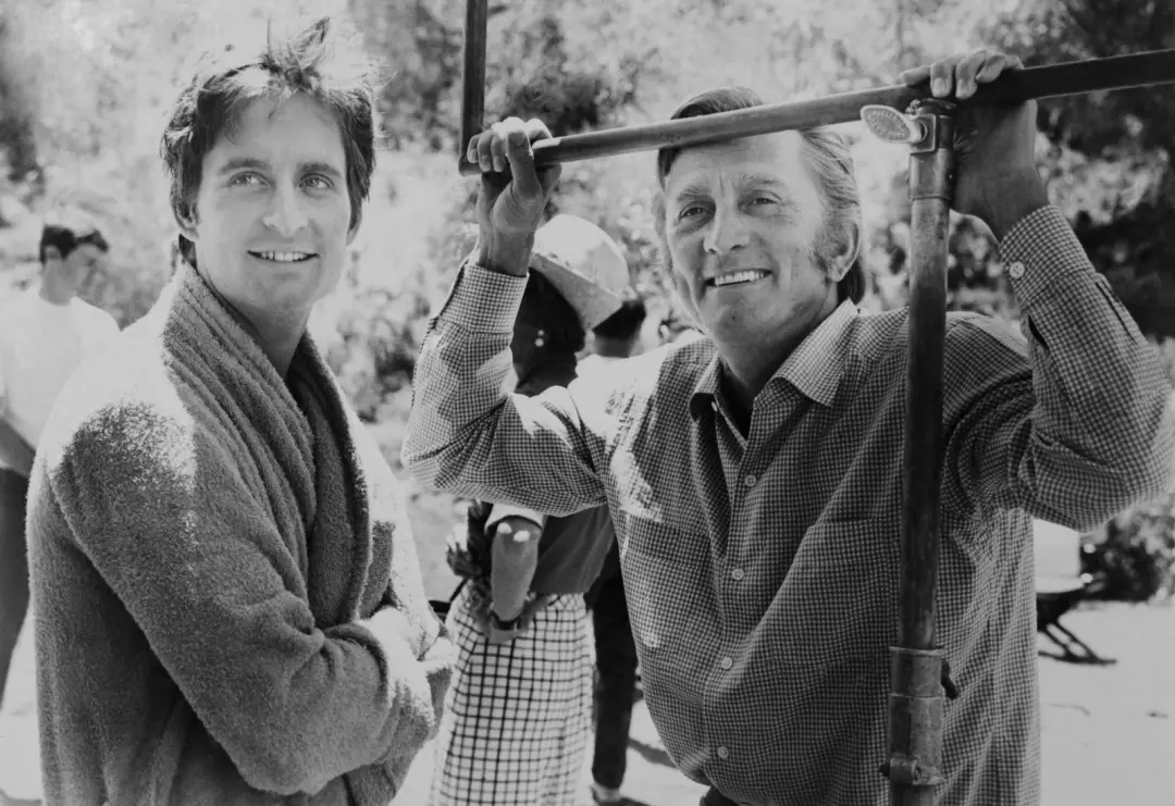 Michael Douglas lançou a autobiografia One Helluva Ride, contando bastidores de filmes como Wall Street e sua luta cont…