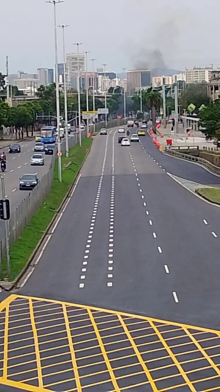 Carro pegou fogo na Avenida Rei Pelé, perto do Maracanã, interditando duas faixas no sentido Méier. A interdição atrapa…