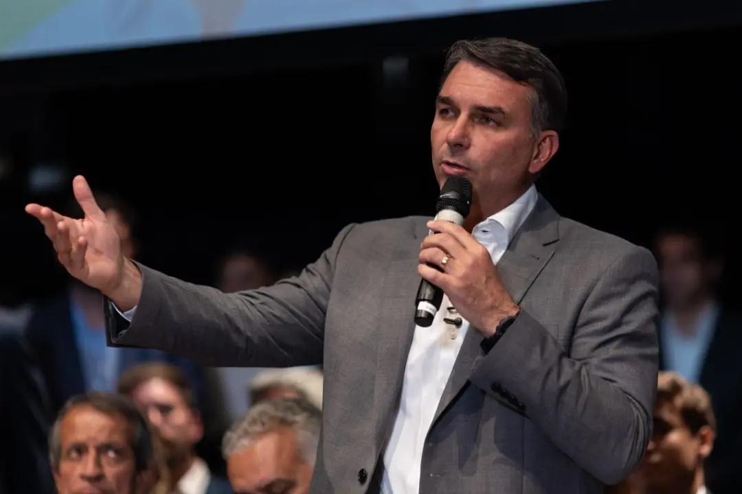 MDB deve oficializar apoio a Flávio Bolsonaro na terça-feira, às 15h30, num evento em São Paulo. Essa articulação polít…