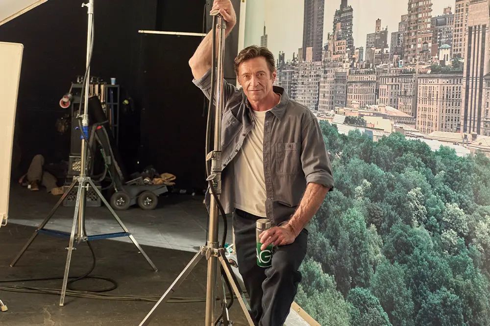 Hugh Jackman, que atua há décadas mantendo a energia para o Wolverine, segue rotina de meditação e começa o dia cedo. É…