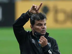 Auxiliar de Renato no Grêmio foi preso no Rio Grande do Sul por violar medida protetiva da ex. Essa situação mostra com…