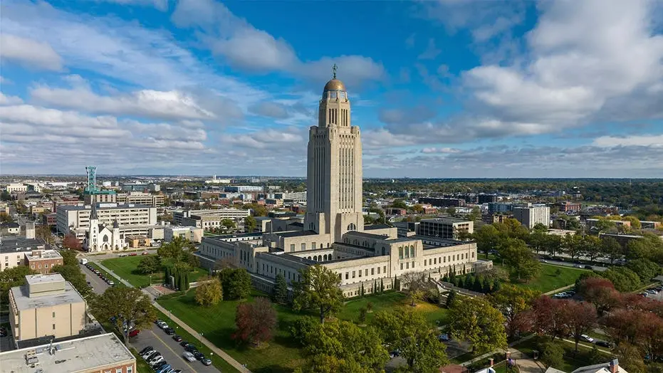 Lincoln, Nebraska, enfrenta processo de conselheiros cristãos por ordem que pode mandar terapeutas para a cadeia se aju…