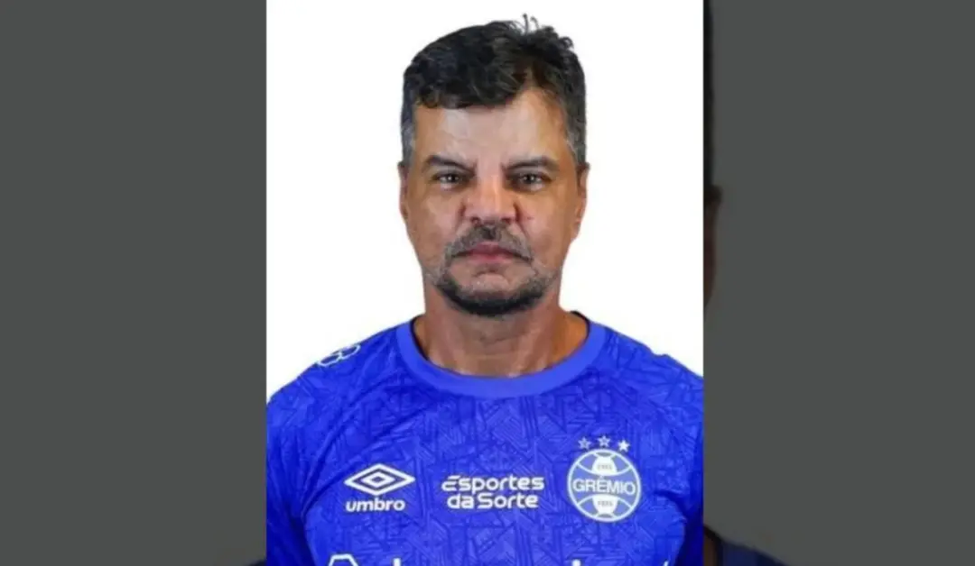 Alexandre Mendes, auxiliar do Grêmio, foi preso em Porto Alegre por descumprimento de medida protetiva. Isso mostra a f…