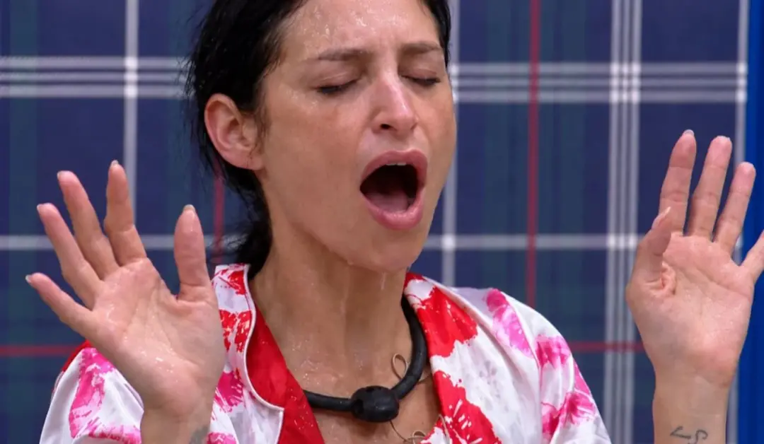 Fran jogou água no rosto de Ariela durante uma discussão sobre tarefas da casa na A Fazenda 18. A atitude dela veio dep…