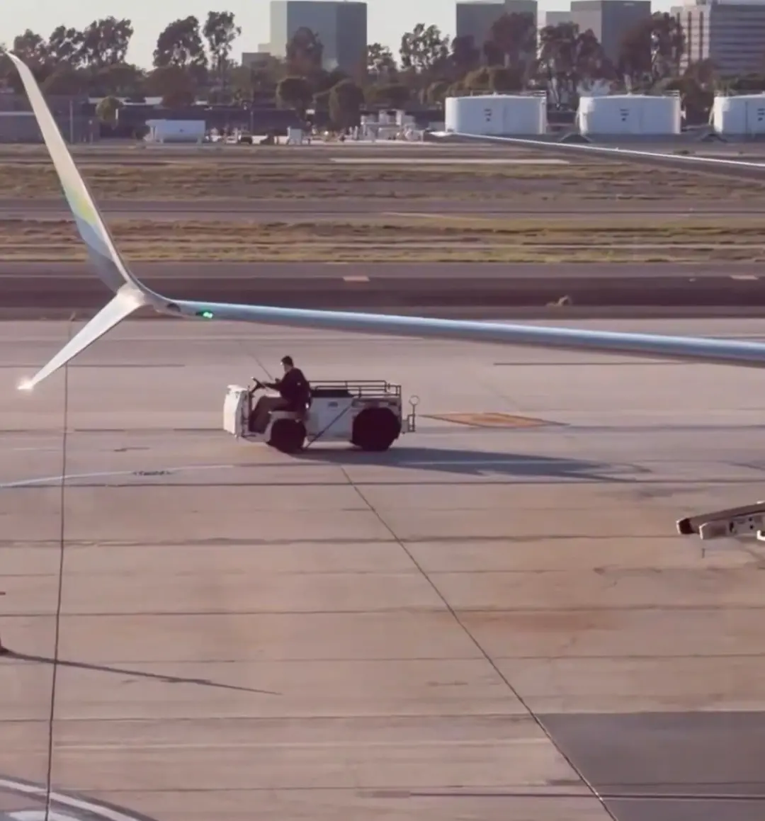 John Wayne, Califórnia: Um passageiro roubou um reboque de aeronaves da Delta Air Lines, dirigiu pela pista e bateu em …