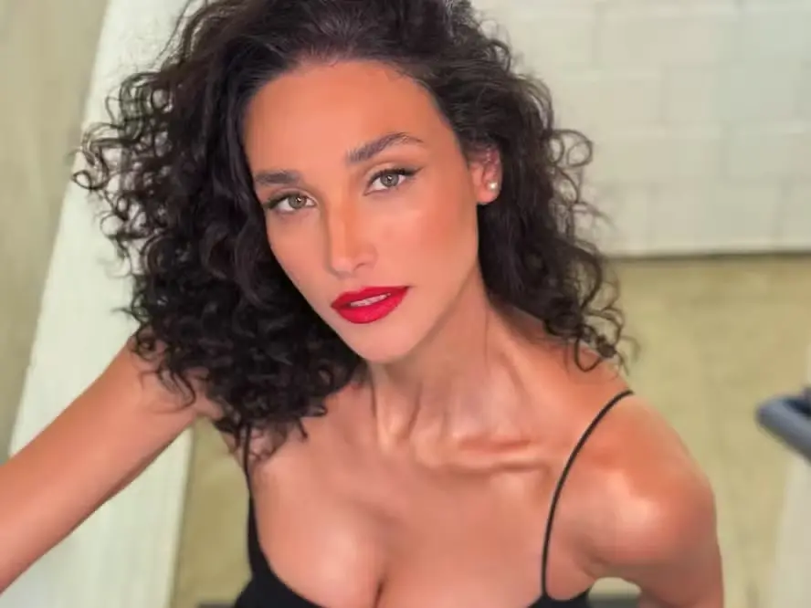Débora Nascimento falou que precisou trabalhar mais para provar que não era só bonita. Isso mostra como a sociedade enx…