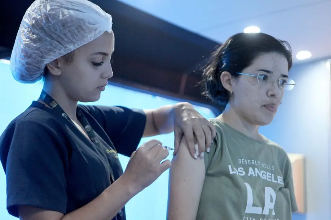 Nova Iguaçu abriu vacinação contra meningite para jovens de 15 a 24 anos até 31 de outubro. É um passo bom para reforça…