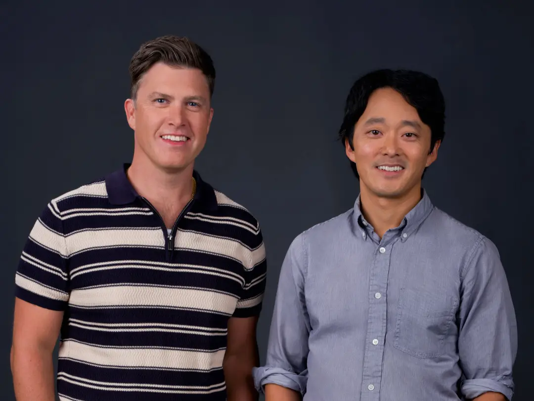 Colin Jost e Danny Chun lançam nova série de comedia 6 Bed 1 Bath, financiada pela Revue para dar mais liberdade criati…