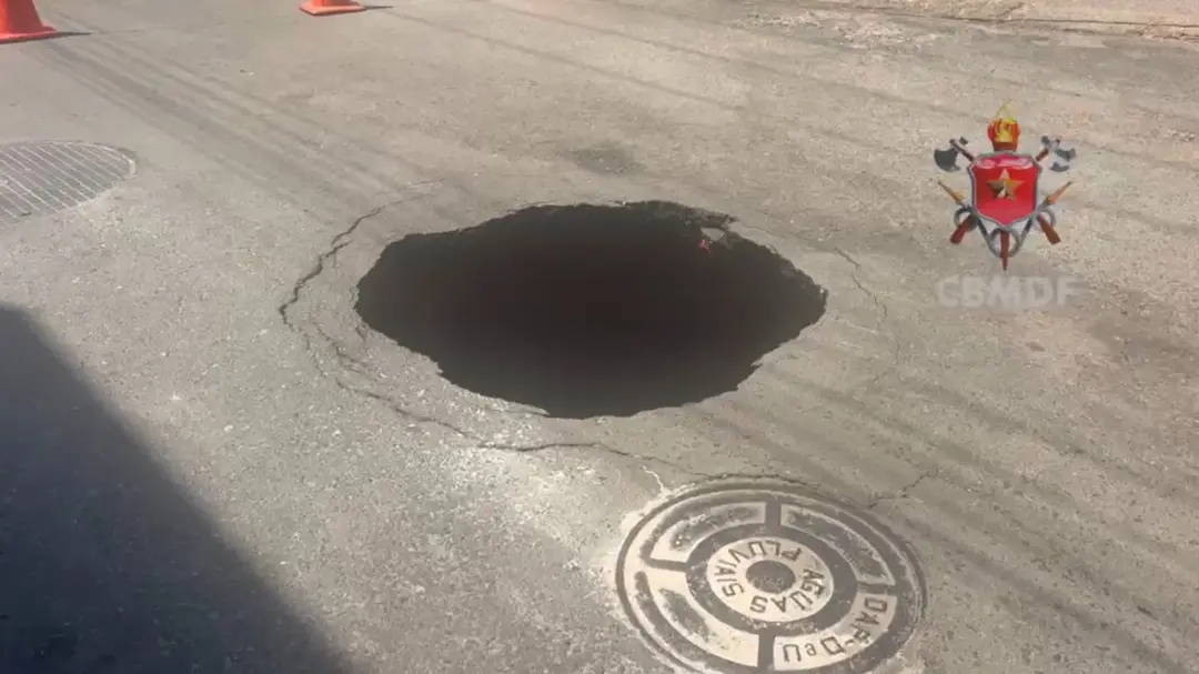 Cratera de 4 metros de profundidade abriu na Asa Norte, perto da W3 Norte, em Brasília. É preocupante ver a infraestrut…