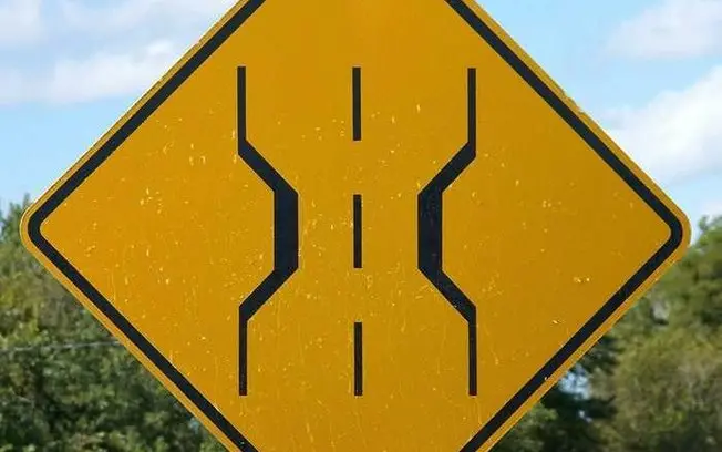 Ponte estreita, placa amarela de losango alerta motorista sobre passagem mais fina que a pista. Entender esse símbolo, …