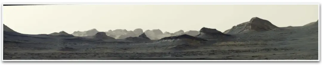 Imagens do Curiosity mostram yardangs, penhascos esculpidos pelo vento em Marte, ao longo do Monte Sharp. Essas formaçõ…