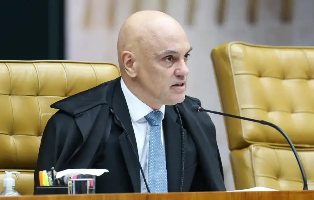 Alexandre de Moraes determinou mandado de prisão contra Eduardo Bolsonaro por coação em processo sobre tarifaço. A cond…