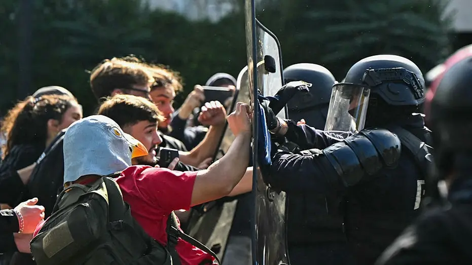 Vinte e quatro escolas queimadas ou invadidas desde setembro na França, com 1700 alunos de Nantes estudando em casa. É …