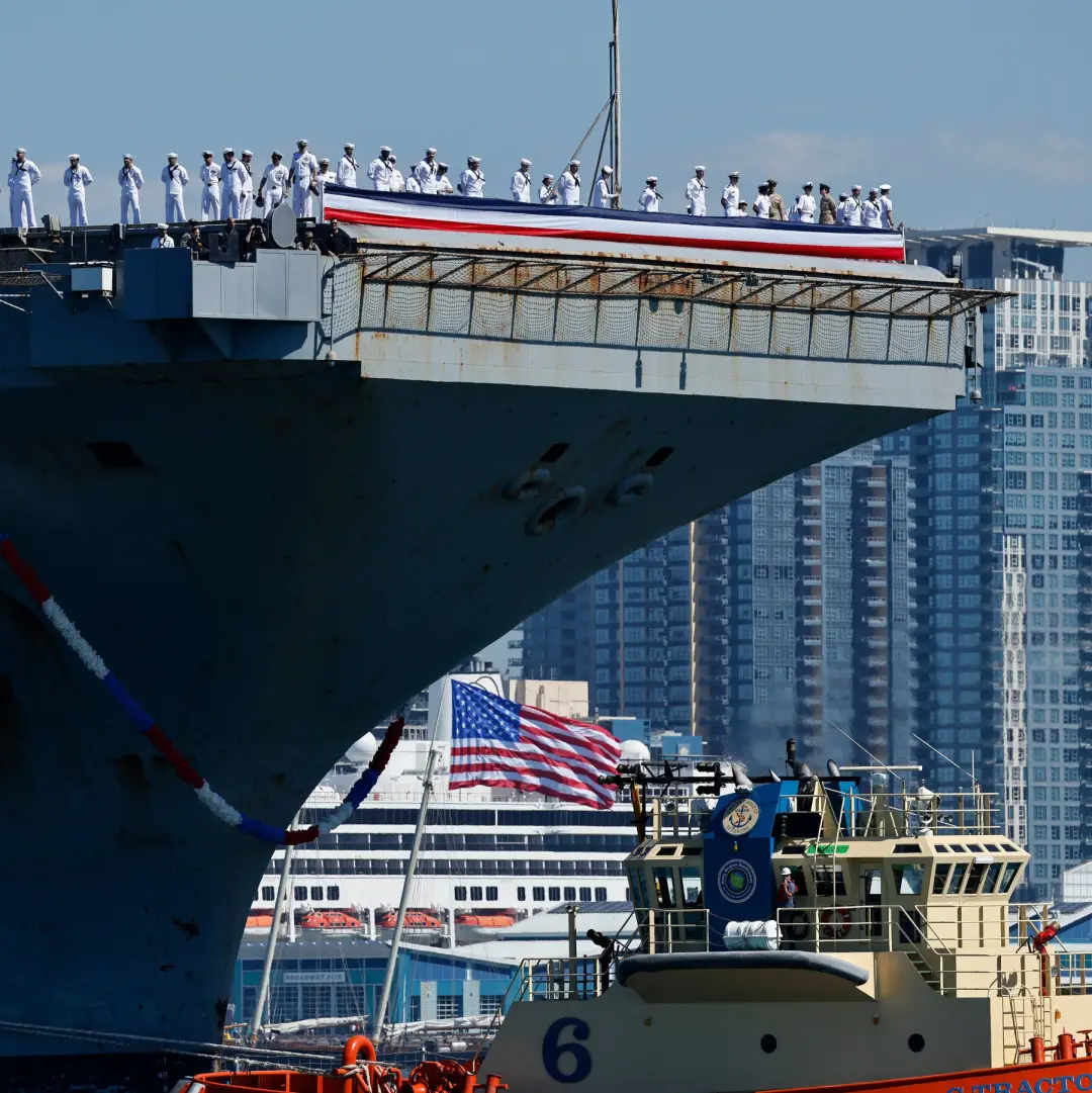 U.S.S. Abraham Lincoln volta pra casa após quase 11 meses de missão. A tripulação aguentou falta de comida e quase sem …