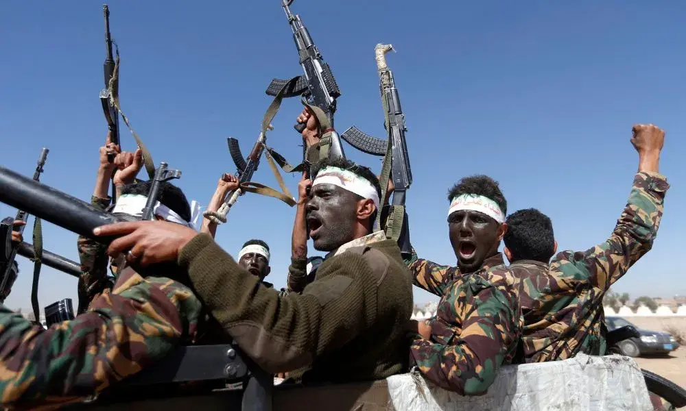 Aeroporto Internacional Rei Khalid em Riad sofreu danos após reivindicação de míssil balístico pelos Houthis. A interru…