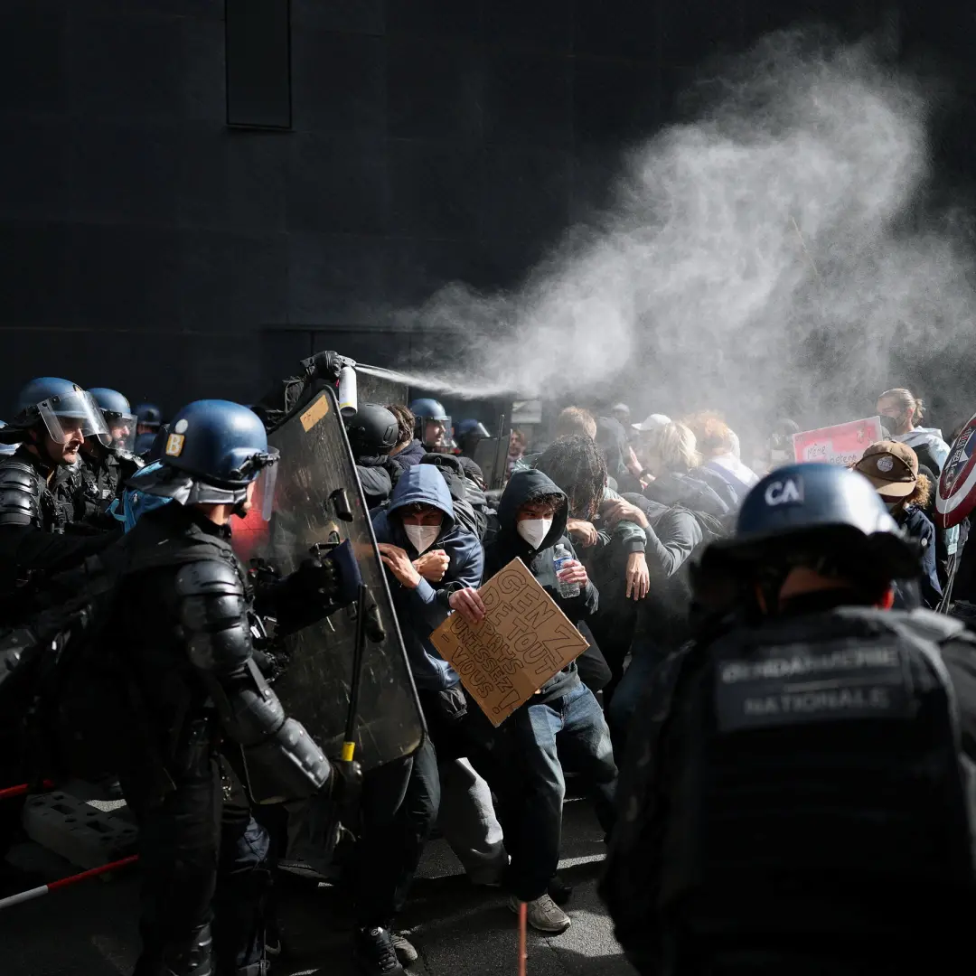 Em França, protestos de estudantes estão crescendo por falta de salas, escassez de professores e prédios ruins. Isso mo…