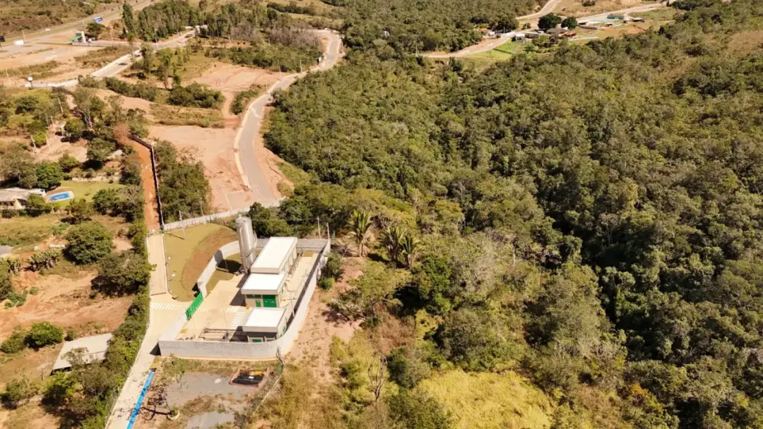 Alexânia, em Goiás, tem um empreendimento com 59% de área verde, bem acima dos 20% que a lei pede para Reserva Legal. É…