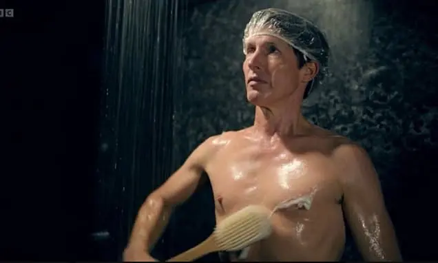 James Blunt, o cantor de 52 anos, se expôs em uma cena de banho no programa Celebrity Traitors. A exposição acontece em…