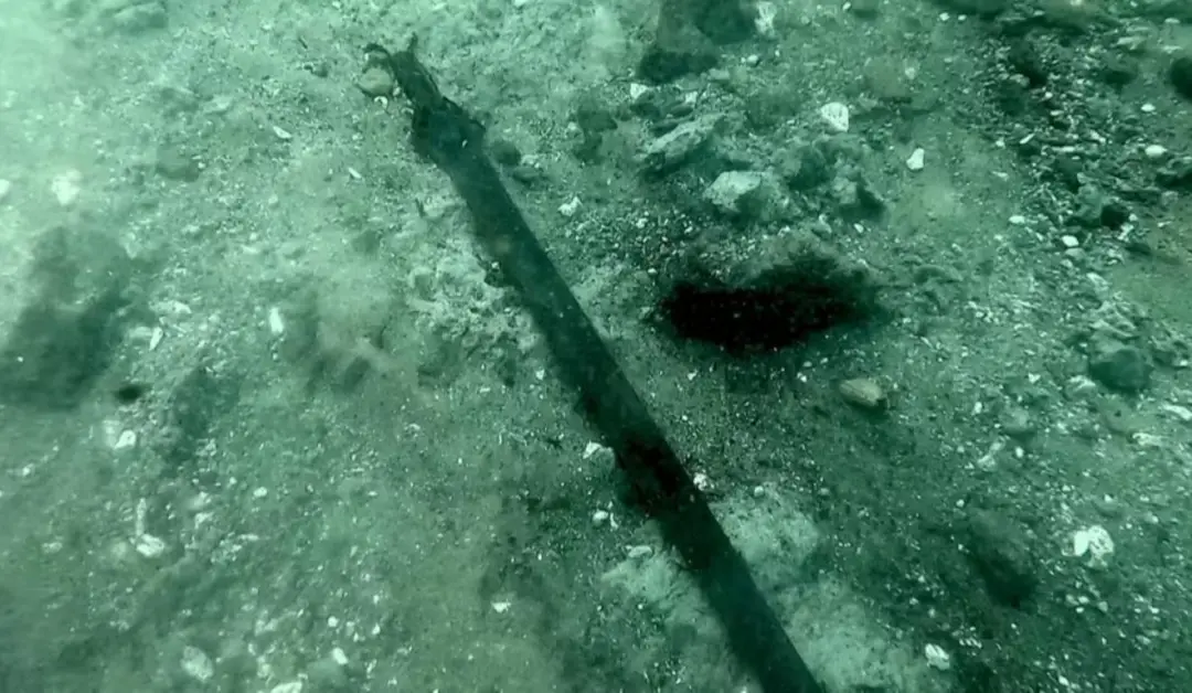 Espada de bronze com mais de 3 mil anos foi achada no Lago de Mezzano, na Itália, durante pesquisas subaquáticas. Um ob…