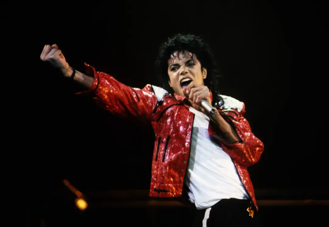 Jaqueta do Thriller e sapatos icônicos de Michael Jackson serão leiloados em Abu Dhabi no dia 7 de dezembro. Ver peças …