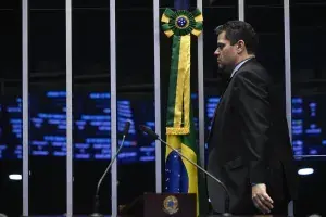 Senado recusa revelar acessos de Vorcaro, mulher de Moraes e Lulinha, mantendo a tese da LGPD. Essa defesa da privacida…