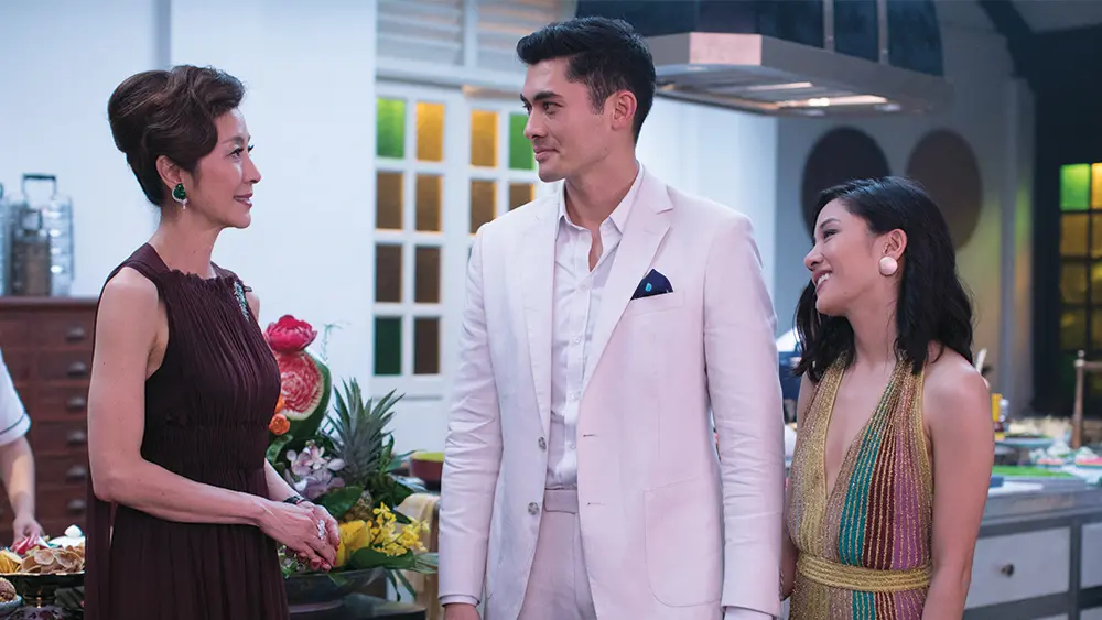 Constance Wu, Henry Golding e Ronny Chieng assinaram para a série HBO Crazy Rich Asians, com Michelle Yeoh como convida…