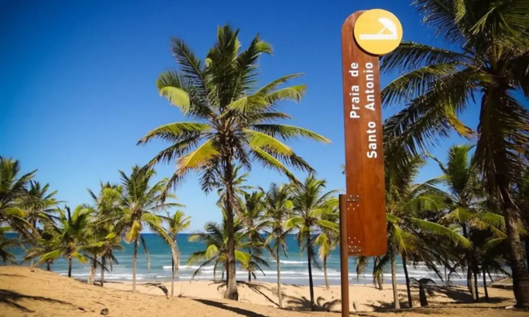 Praia de Santo Antônio, em Mata de São João, recebeu o prêmio ecológico internacional Bandeira Azul para 2026/2027. Ess…