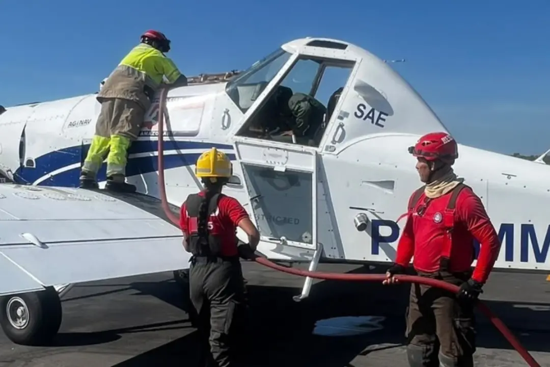 Incêndio em Manaus dura mais de 48 horas e bombeiros usam avião com capacidade de 1.930 litros de água. A chegada da ae…