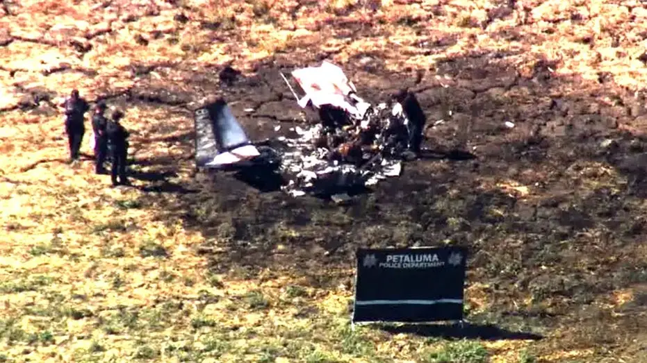 Petaluma, Califórnia, viu um avião pequeno cair perto do Rooster Run Golf Course, tirando a vida de duas pessoas. É mui…