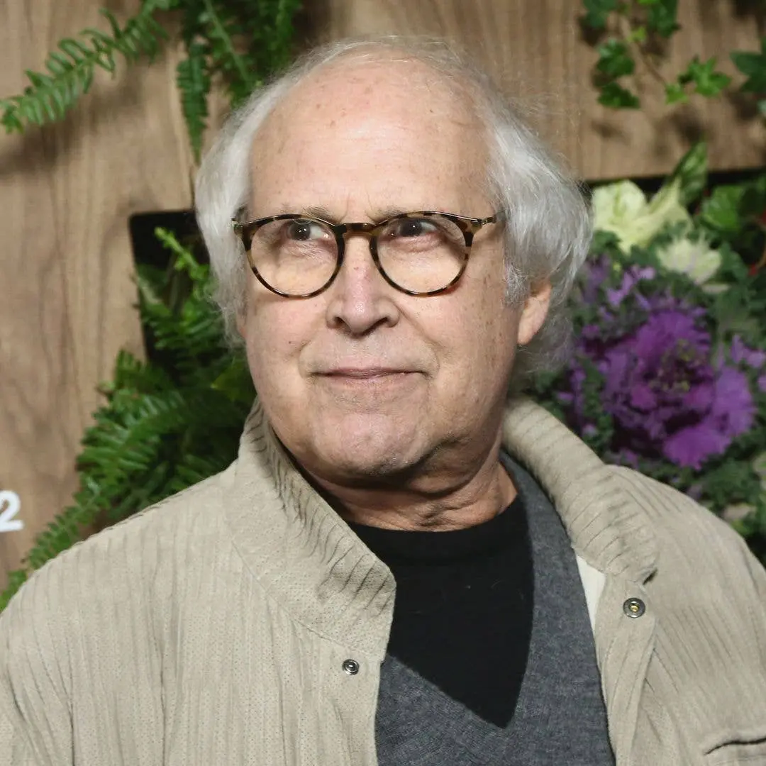 Chevy Chase fez 83 anos e a filha postou foto dele na piscina. É bom ver essas celebrações familiares, mostrando que me…