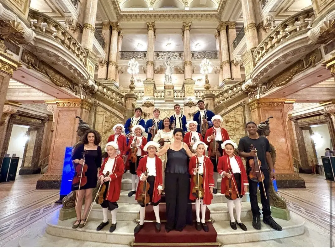 Os Pequenos Mozart e convidados vão fazer música clássica e MPB no Salão Assyrio do Theatro Municipal no Rio, domingo, …