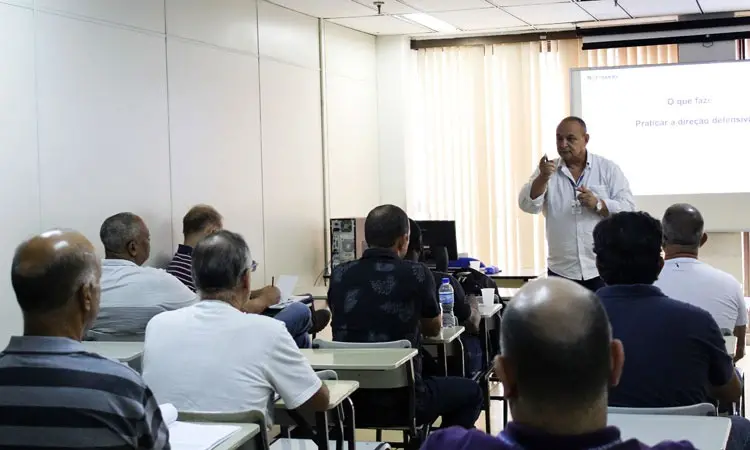 25 vagas para cursos gratuitos de motorista de coletivo e emergência no Detran RJ. Isso ajuda a qualificar quem já trab…