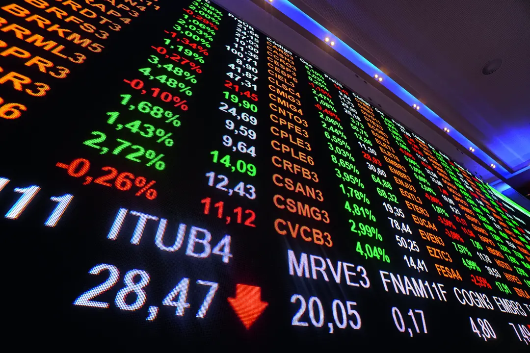 Ibovespa subiu 0,94% nesta quinta, atingindo 206,2 mil pontos, impulsionado por falas de Flávio Bolsonaro sobre o Tesou…