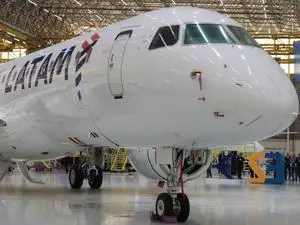 Latam recebeu seu primeiro avião Embraer e os voos começarão em novembro. Essa chegada de novas aeronaves mostra movime…