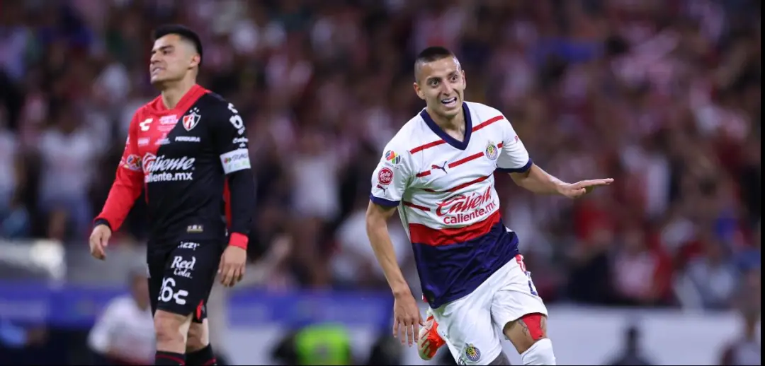 Clásico Tapatío entre Chivas e Atlas com 10 gols marcados, mostrando a força do Rebaño Sagrado no Estadio Jalisco. É ir…