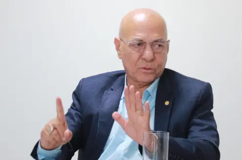 Professor Alcides, deputado federal, encerra a carreira política neste fim de ano. Ele tem 73 anos e vai voltar para as…