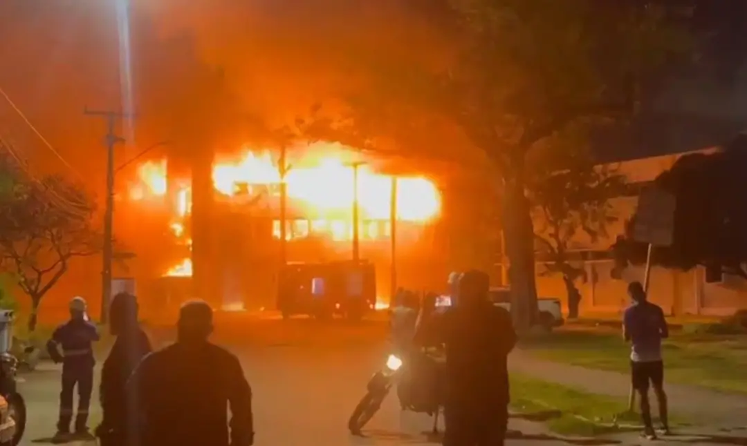 Incêndio destruiu o segundo andar de um prédio dedicado ao Ok Geral na madrugada de quarta-feira. As declarações do can…