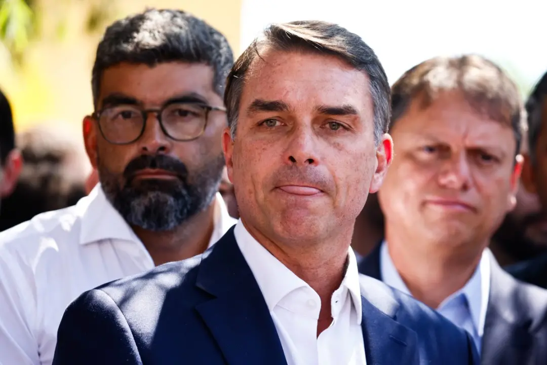 Flávio Bolsonaro defende mandato de cinco anos para o Executivo e diz que o Congresso decidirá isso. A ideia de estende…