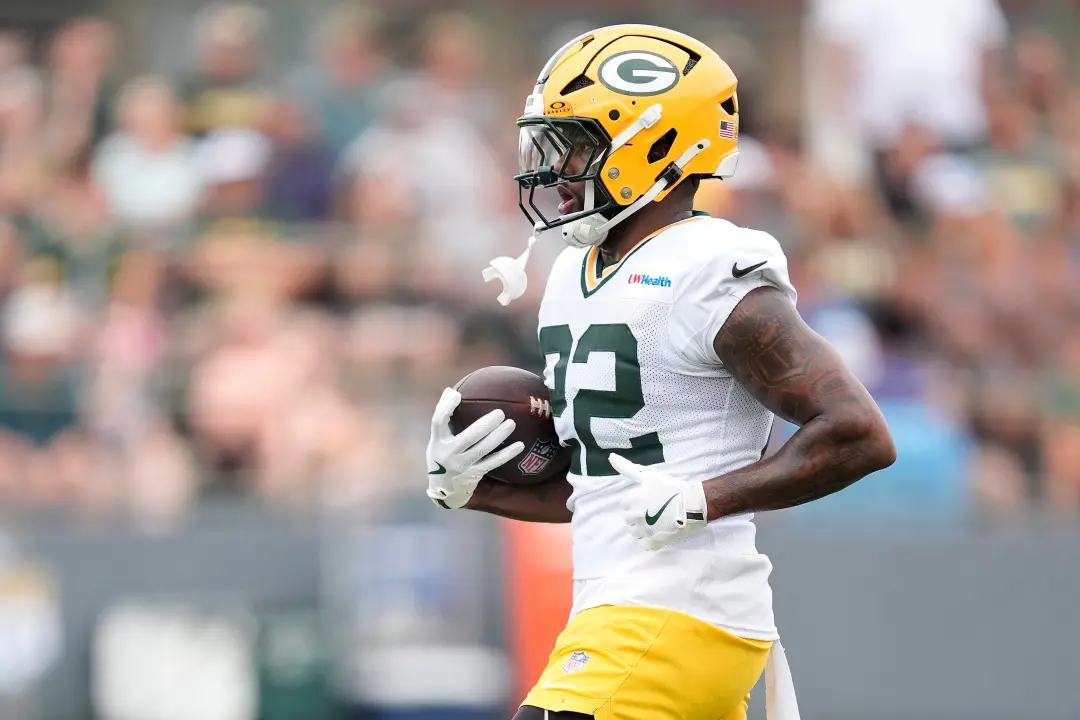 Packers chamou Pierre Strong Jr para o elenco ativo, sendo a quarta opção se Chris Brooks faltar contra os Bears. Isso …