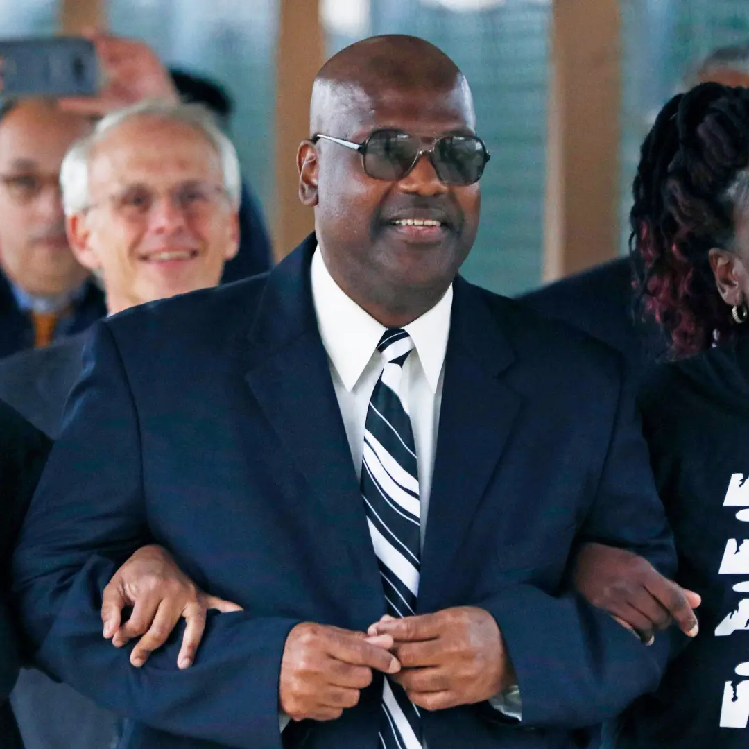 Curtis Flowers, 56 anos, faleceu. Ele foi processado seis vezes pelo mesmo homicídio por um promotor branco, sempre com…